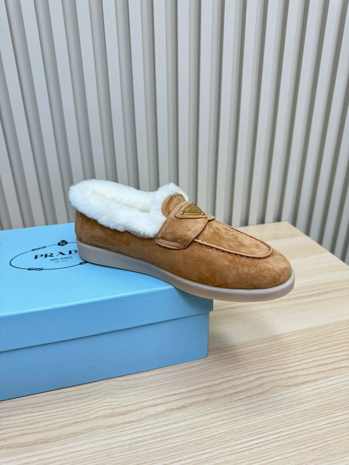 p580 Prada couple loafers｜Winter warmth and good looks at the same time online❄️👫 This is the C position of the shoe cabinet this autumn and winter! Prada's new couple's loafers are high-end yet still stylish~ ✨Imported frosted cowhide fabric, exquisite texture and high-end at first glance 🐑Australian imported sheepskin fur integrated lining, maximum warmth retention! It is also super warm to wear in winter in the north. 🔺The classic triangle logo embellishes the upper, which is simple and elegant, with perfect recognition. 💯Original TPU absorbent film outsole, non-slip, wear-resistant and durable. A must-have item for couples to go out on the street! The upper foot instantly enhances the overall outfit level, whether it is paired with a coat or a down jacket, it looks great ~ #Prada Loafers #coupleshoesrecommend #wintermusthaveshoes #luxurywear Outfit Fabric: Imported two-layer frosted cowhide Lining: Sheepskin imported from Australia One piece Outsole: Original Tpu absorbent film outsole Female size: 35~41 (customized in 41) Male size: 39~45 (customized in 45)